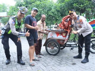 Aksi Humanis Operasi Keselamatan Semeru, Kapolres Gresik Bagikan Helm Gratis Pengemudi Becak Listrik