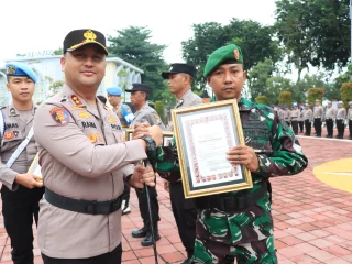 Apresiasi “Jogo Gresik”, 17 Personel dan 2 Masyarakat Terima Penghargaan dari Kapolres Gresik