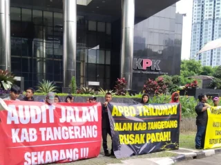 Darurat Jalan Rusak! Warga Kabupaten Tangerang Geruduk KPK, Tuntut Audit Total dan Pemeriksaan Bupati
