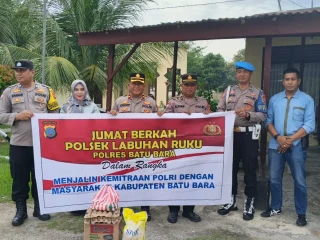 Polsek Labuhan Ruku Gelar Jumat Berkah, Berbagi Sembako untuk Kaum Duafa   