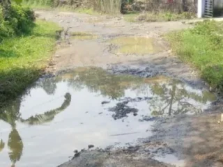 Jalan Poros Kabupaten di Buyut Mekar Rusak Parah, Warga: “Bukan Lebak Ruhay, Ini Kedokan Dadakan”