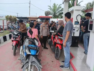 Kapolsek Medang Deras AKP A.H. Sagala Lakukan Sidak SPBU Pakam Raya, Klarifikasi Soal Pengisian Minyak Solar Pakai Jerigen untuk Nelayan