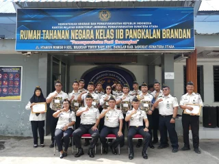 Rutan Pangkalan Brandan Gelar Apel Penyematan Kenaikan Pangkat dan Pemberian Penghargaan Pegawai Teladan