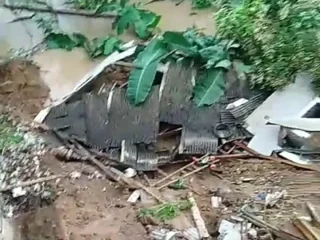PERGERAKAN TANAH AKIBAT HUJAN TINGGI: 5 RUMAH RUSAK BERAT, 1 AMBRUK DI DESA TAMBAKBAYA   