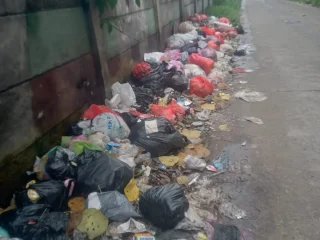 Tumpukan Sampah Di Kp. Nagrog Desa Curug Wetan Menjadi Sorotan Publik Aktivis dan LSM Soroti Kinerja UPTD Kebersihan Kecamatan Curug