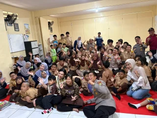 Kapolsek Curug Berikan Bantuan Kursi Roda dan Buku Bacaan ke Sekolah Khusus Pelangi Anakku