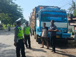 Satlantas Polres Batu Bara Gelar Sosialisasi Keselamatan Berkendara Kepada Supir Truk di Jalinsum   